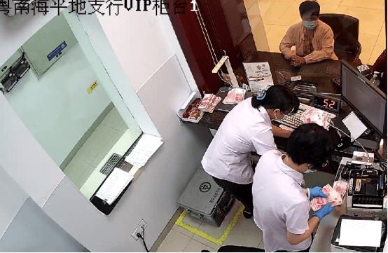 农行南海分行：耐心兑换残损币 保护消费者财产安全