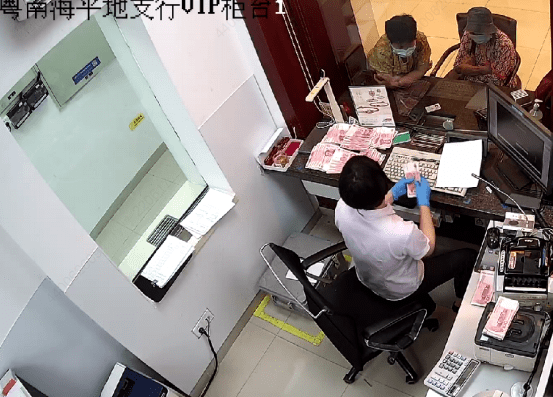 农行南海分行:耐心兑换残损币 保护消费者财产安全