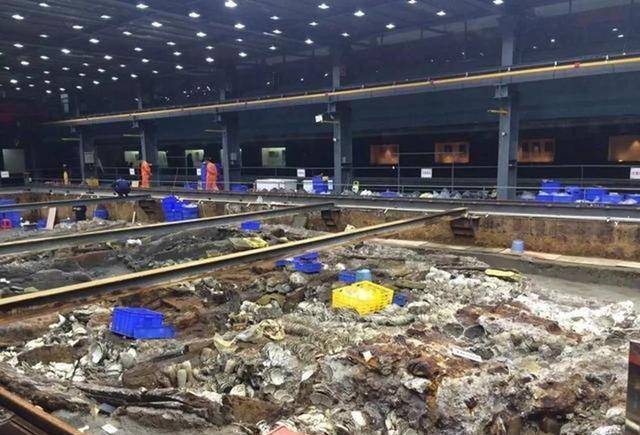 “南海一号”被成功打捞<strong></p>
<p>7号交易所</strong>,光是清理船体淤泥,专家们就花了7年