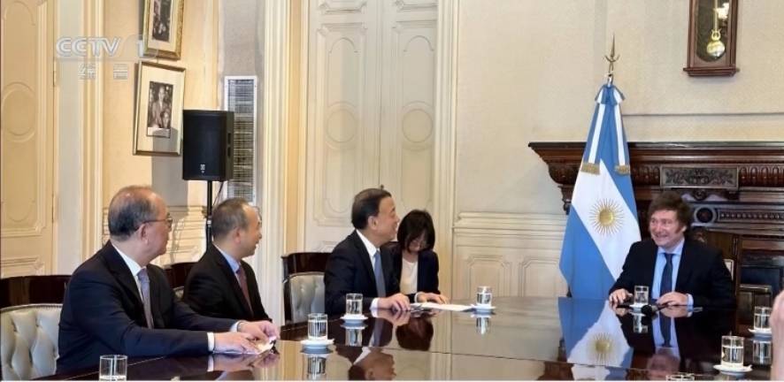 阿根廷货币汇率腰斩，米莱对华换了脸色，求中方扩大货币互换协议