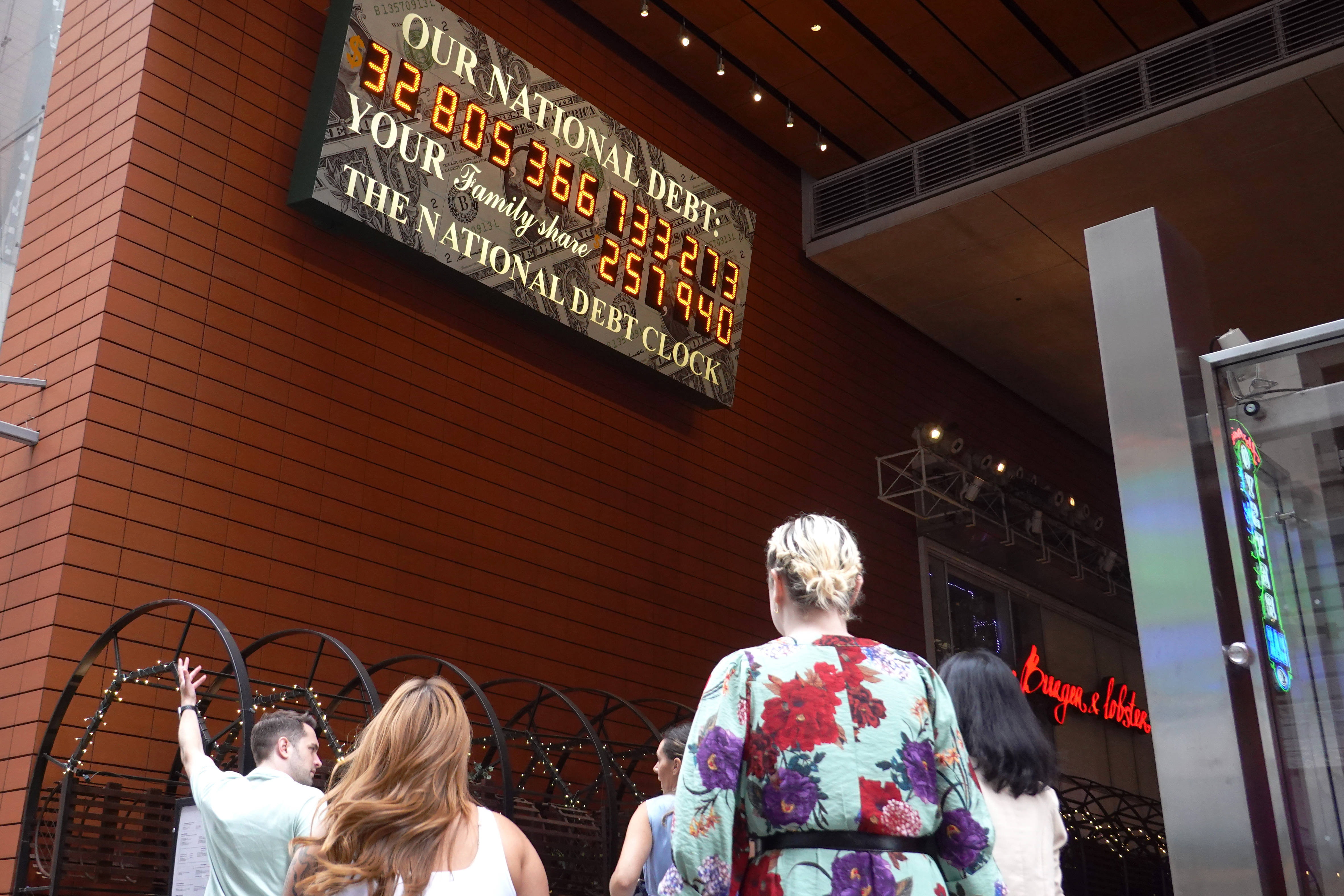 东西问｜张礼卿：全球金融安全网中<strong></p>
<p>币交网</strong>，人民币扮演何种角色？