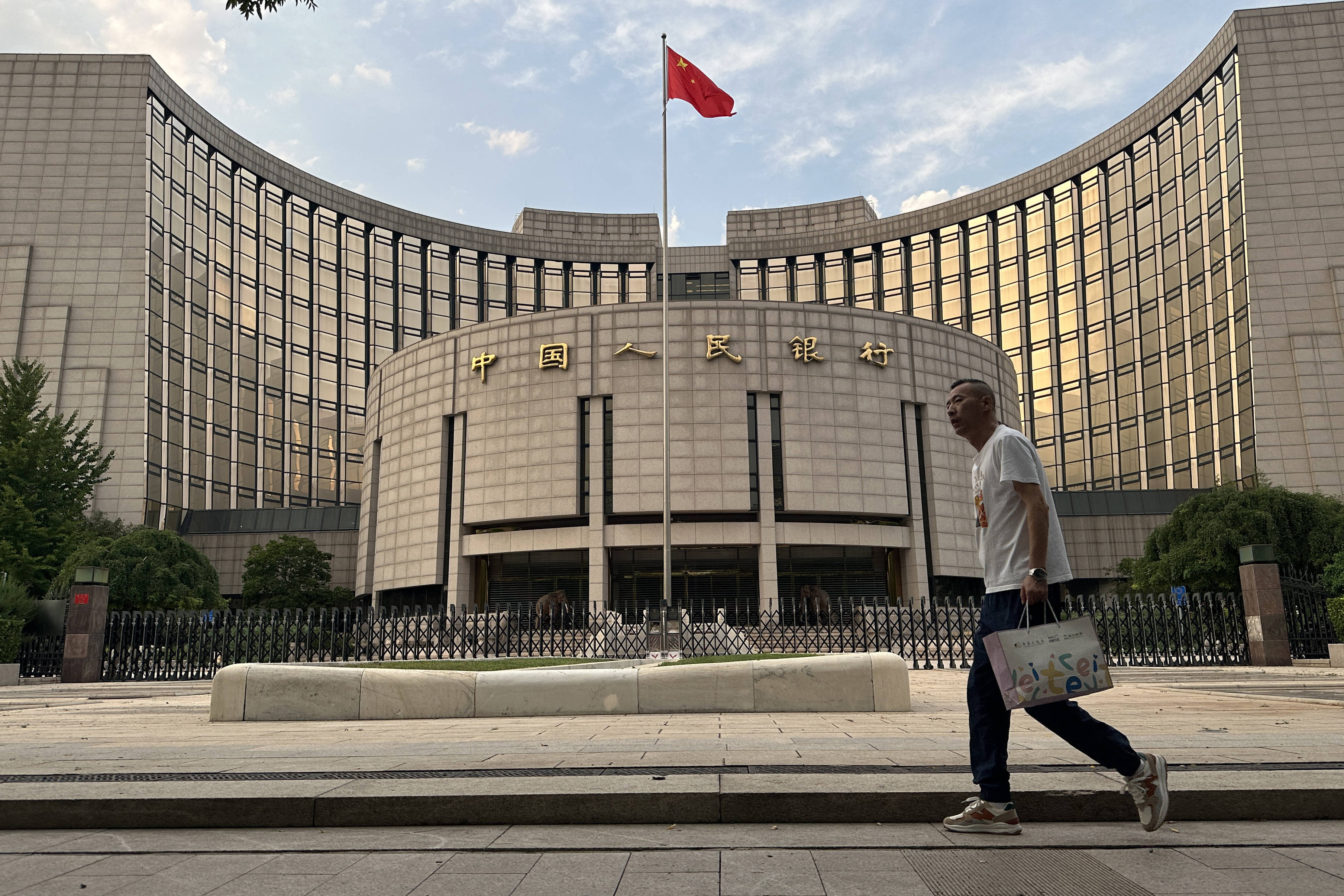 东西问｜张礼卿：全球金融安全网中<strong></p>
<p>币交网</strong>，人民币扮演何种角色？