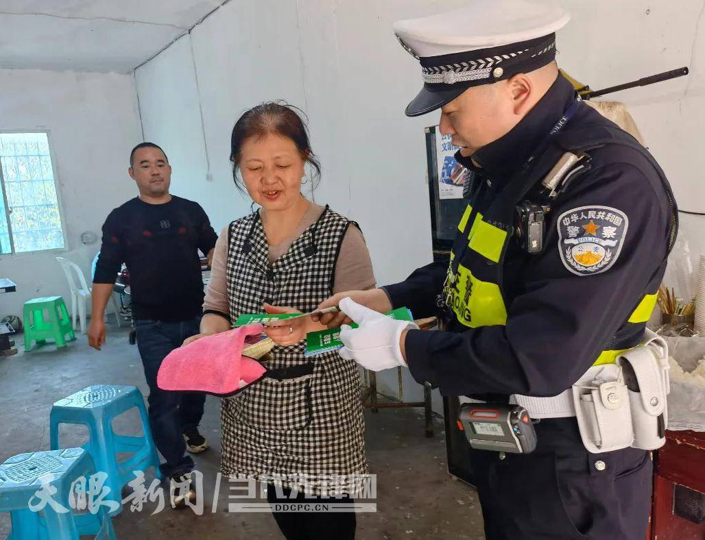 南明交警:交安宣传不停歇 密织出行“防护网”