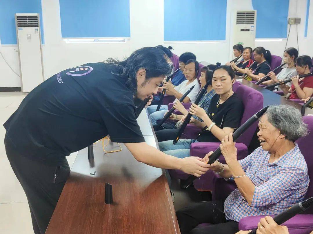 当村里的“银发族”玩起​<strong></p>
<p>玩币族</strong>了音乐