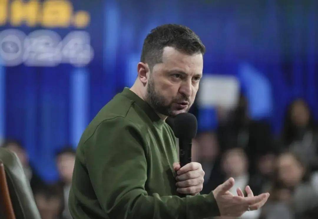 战局恶化，高官集体出逃，货币贬值降息加税，美国准备收割清场？