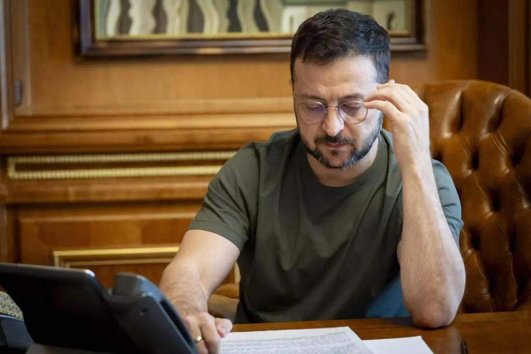 战局恶化<strong></p>
<p>货币贬值</strong>,高官集体出逃,货币贬值降息加税,美国准备收割清场?