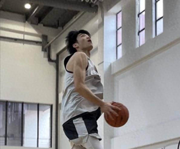 媒体人:2024CBA选秀热门王凡懿今日前往宁波男篮跟队试训