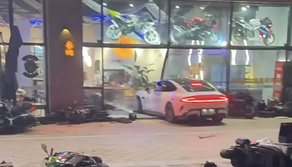 男子买新车后在群里炫耀被嘲<strong></p>
<p>法币账户</strong>,持刀杀害一男子后开车撞向咖啡店?警方通报