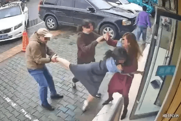 公职夫妻因挪车将女子打骨折<strong></p>
<p>法币账户</strong>，想40万私了？通报来了