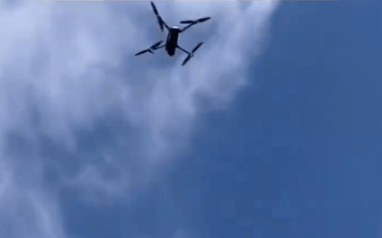 男子在家操控无人机钓鱼<strong></p>
<p>币币账户</strong>,当天就钓上十几条,当事人:不要轻易尝试,已被鱼拉下水十几个无人机