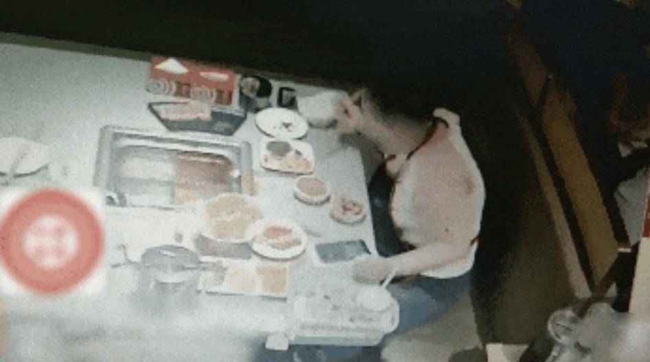 打两碗蘸料<strong></p>
<p>币币账户</strong>，吃一碗毁一碗！女子投虫敲诈火锅店更多细节曝光