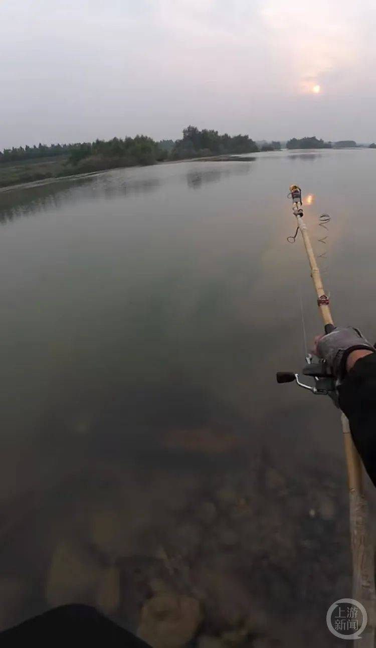 “当时就无心钓鱼了<strong></p>
<p>炒币自动交易软件</strong>!”河南钓友在洛阳附近“钓”到古碑?文保部门回应