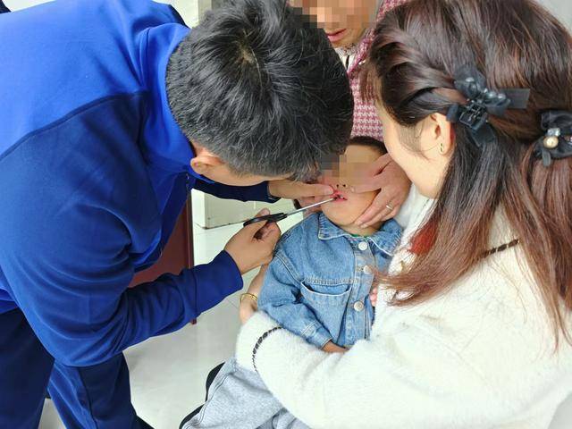 北京五岁男童把鱼钩放进嘴<strong></p>
<p>炒币自动交易软件</strong>,家长发现抱着孩子直奔消防站