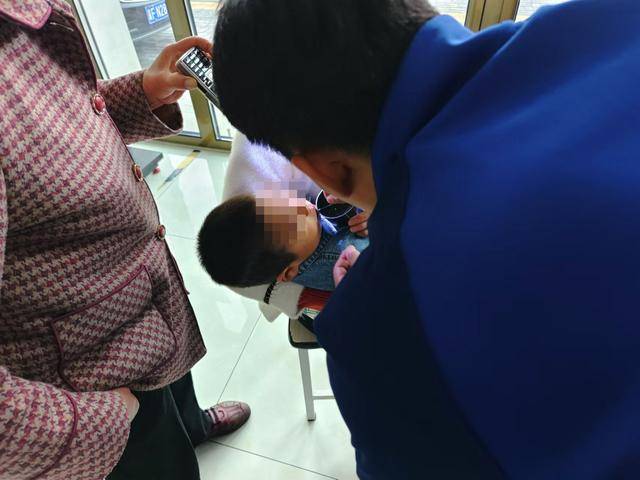 北京五岁男童把鱼钩放进嘴<strong></p>
<p>炒币自动交易软件</strong>,家长发现抱着孩子直奔消防站