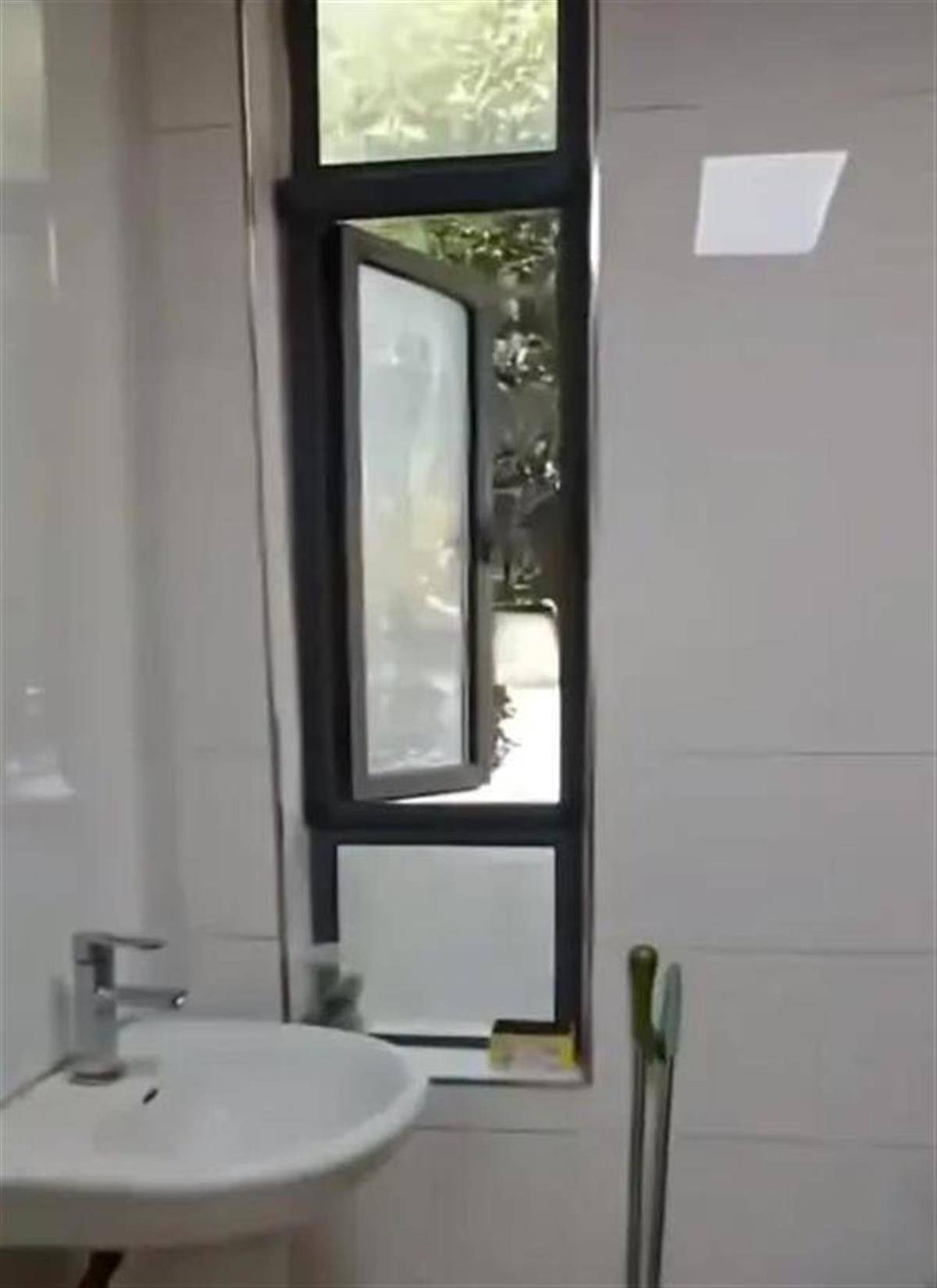 规划局副局长跳窗逃离<strong></p>
<p>moc币20个币</strong>,被堵4小时不能怪群众