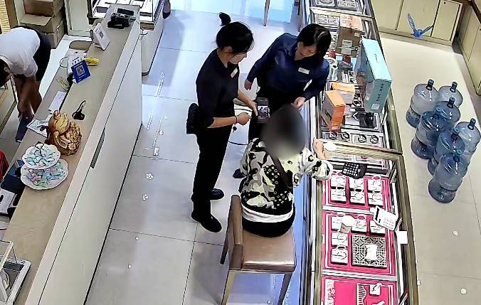 柳州女子到柳南万达买3万元黄金<strong></p>
<p>vrc客户端软件下载</strong>，不挑款不问价，店员吓到报警！