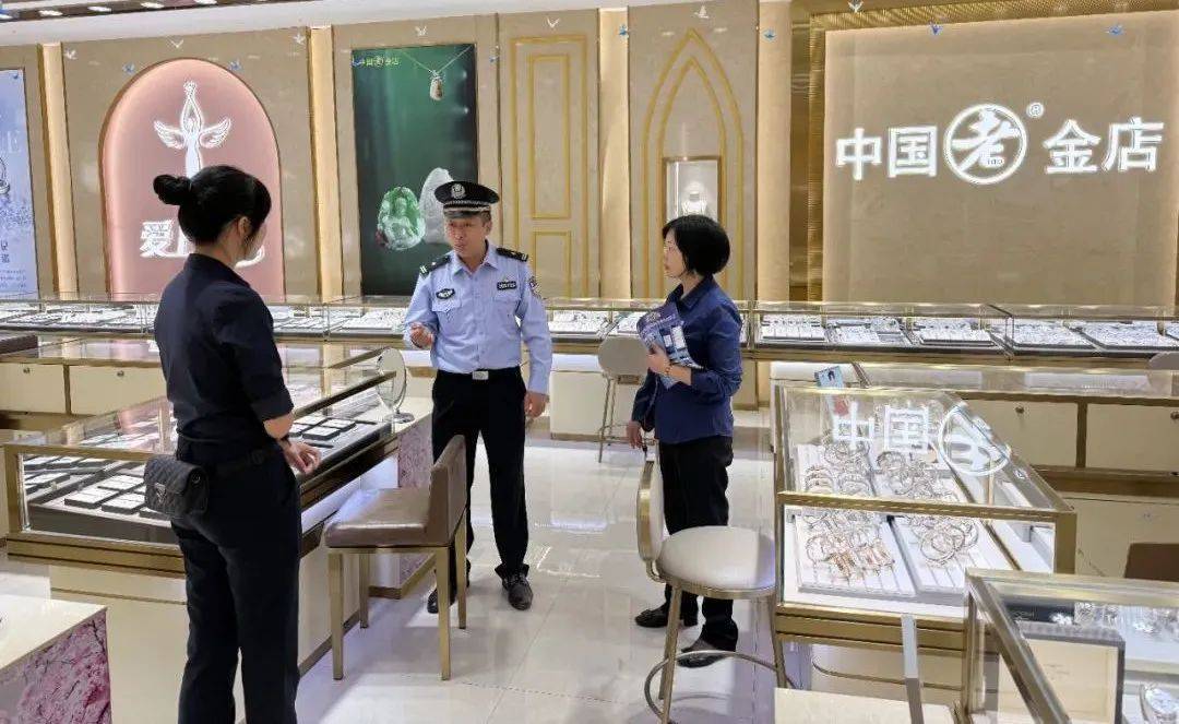 柳州女子到柳南万达买3万元黄金<strong></p>
<p>vrc客户端软件下载</strong>，不挑款不问价，店员吓到报警！