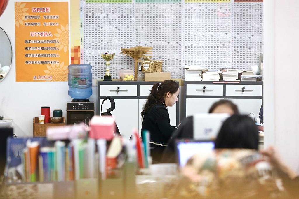 班主任放狠话“全家死了就不用签字”<strong></p>
<p>eth币多少一个</strong>，被调岗或许是福报