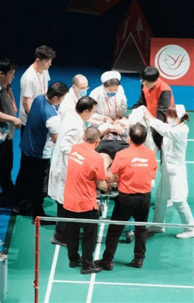 羽毛球世界第一石宇奇比赛中突发意外<strong></p>
<p>eth币多少一个</strong>,被担架抬走后留院观察