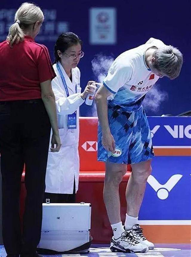 羽毛球世界第一石宇奇比赛中突发意外<strong></p>
<p>eth币多少一个</strong>,被担架抬走后留院观察