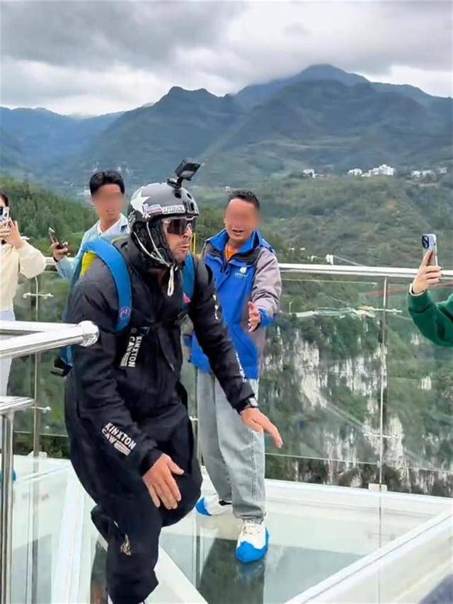 视频疯传!外国男子云南跳伞开伞失败<strong></p>
<p>债券回购交易案例</strong>,急速坠落?景区澄清:视频不完整,开伞成功了
