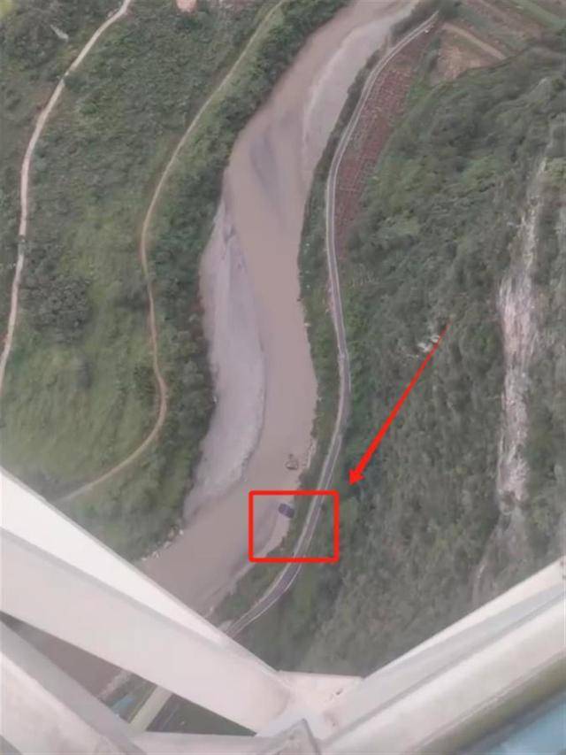 视频疯传!外国男子云南跳伞开伞失败<strong></p>
<p>债券回购交易案例</strong>,急速坠落?景区澄清:视频不完整,开伞成功了