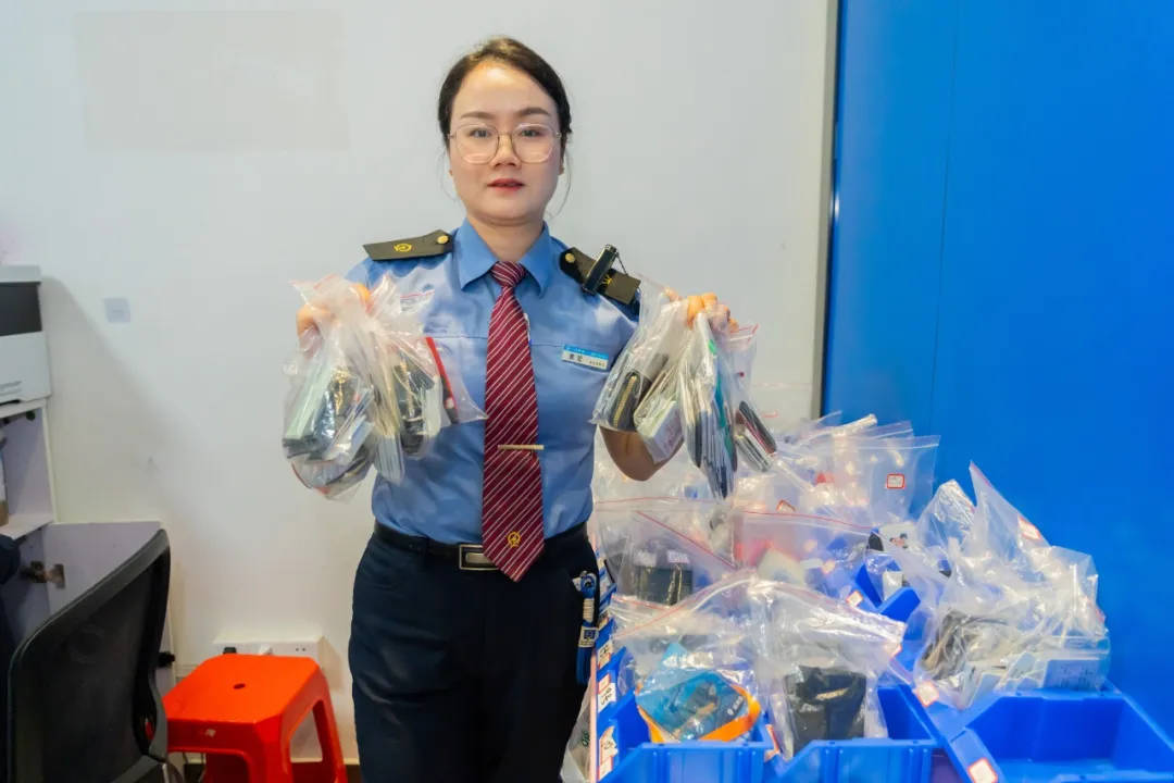 6天捡1000张身份证<strong></p>
<p>债券回购交易案例</strong>！高铁站工作人员回应