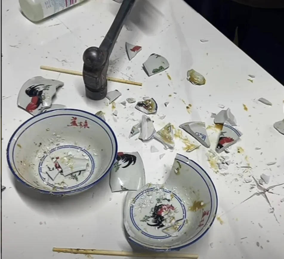 网红夫妇被传有传染病<strong></p>
<p>云币网eth充值地址</strong>,餐馆砸餐具撇清?官方回应