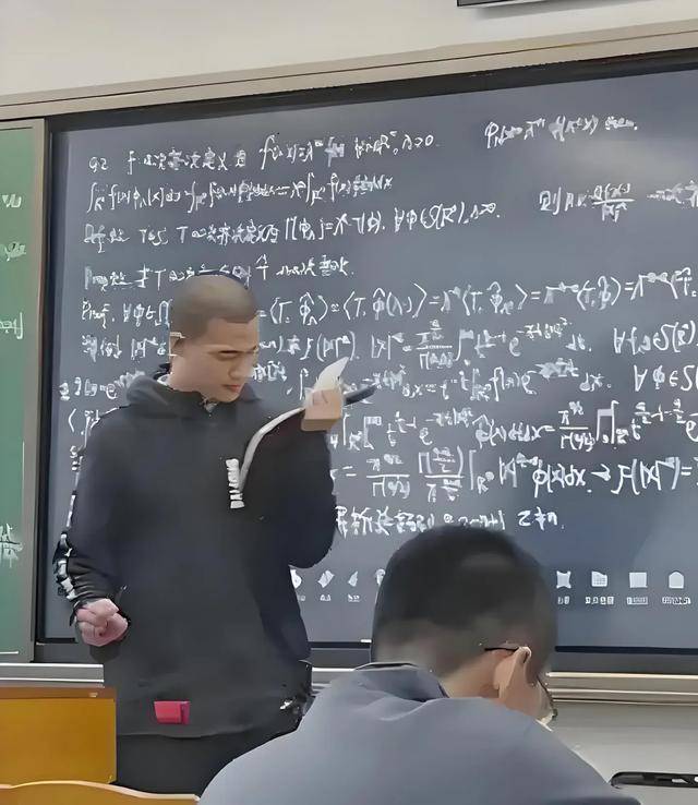 韦东奕上课照片走红<strong></p>
<p>云币网eth充值地址</strong>,新发型吸睛,网友:板书真漂亮,可惜看不懂