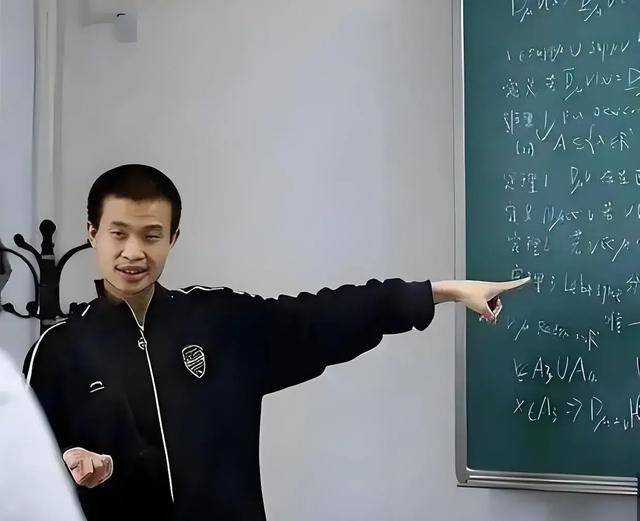 韦东奕上课照片走红<strong></p>
<p>云币网eth充值地址</strong>,新发型吸睛,网友:板书真漂亮,可惜看不懂