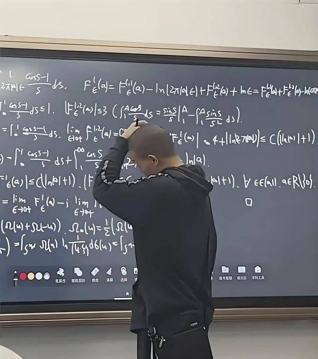 韦东奕上课照片走红<strong></p>
<p>云币网eth充值地址</strong>,新发型吸睛,网友:板书真漂亮,可惜看不懂