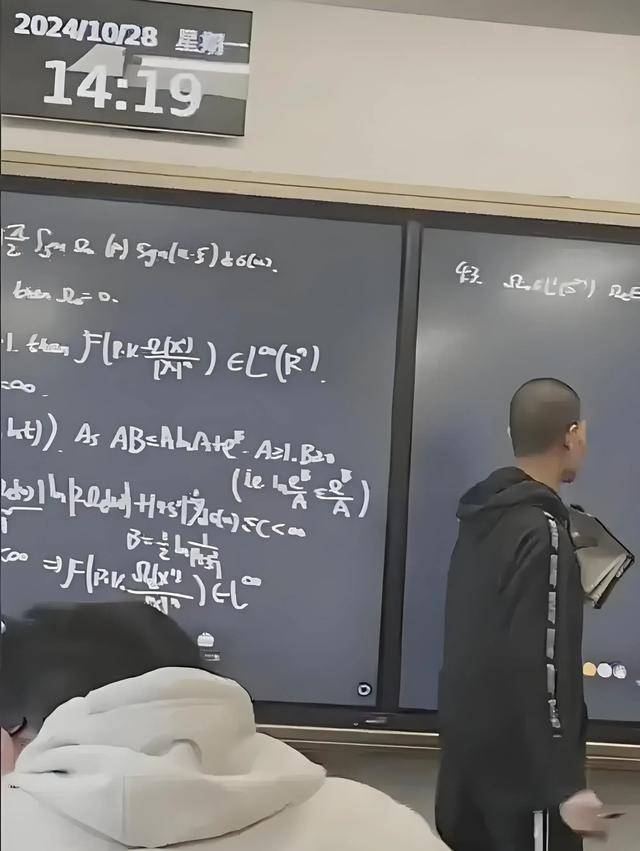 韦东奕上课照片走红<strong></p>
<p>云币网eth充值地址</strong>,新发型吸睛,网友:板书真漂亮,可惜看不懂