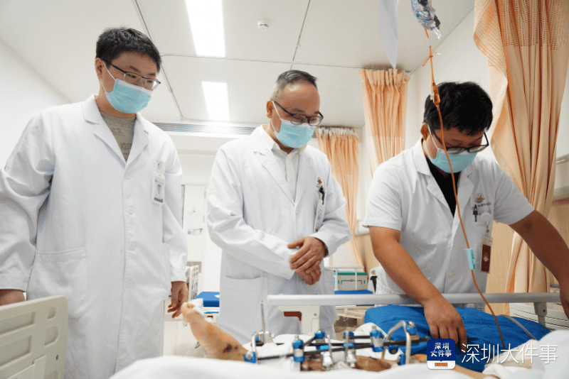 失血过半！深圳男子被三四百斤模具砸到<strong></p>
<p>利率是货币的价格</strong>，医生全力抢救