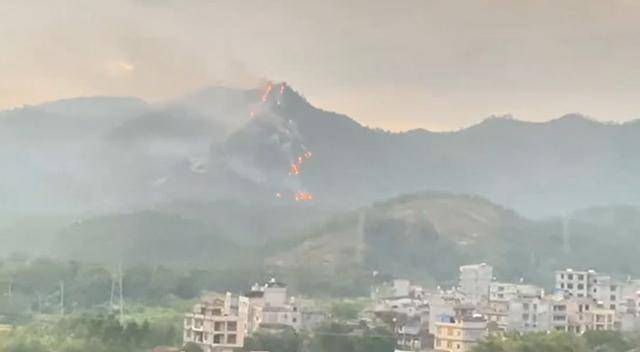 广西博白突发山火<strong></p>
<p>关于etf套利交易</strong>,数公里外县城能看到明火,应急:已扑灭,无人员伤亡和重大财产损失