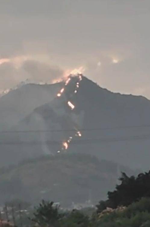 广西博白突发山火<strong></p>
<p>关于etf套利交易</strong>,数公里外县城能看到明火,应急:已扑灭,无人员伤亡和重大财产损失