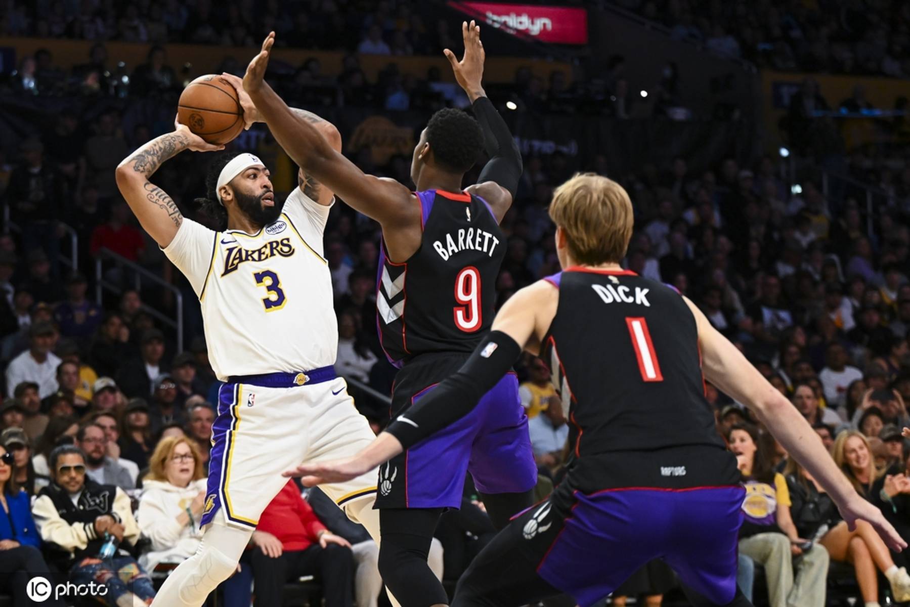 老詹再斩三双浓眉被戳眼伤退 湖人擒猛龙喜获两连胜