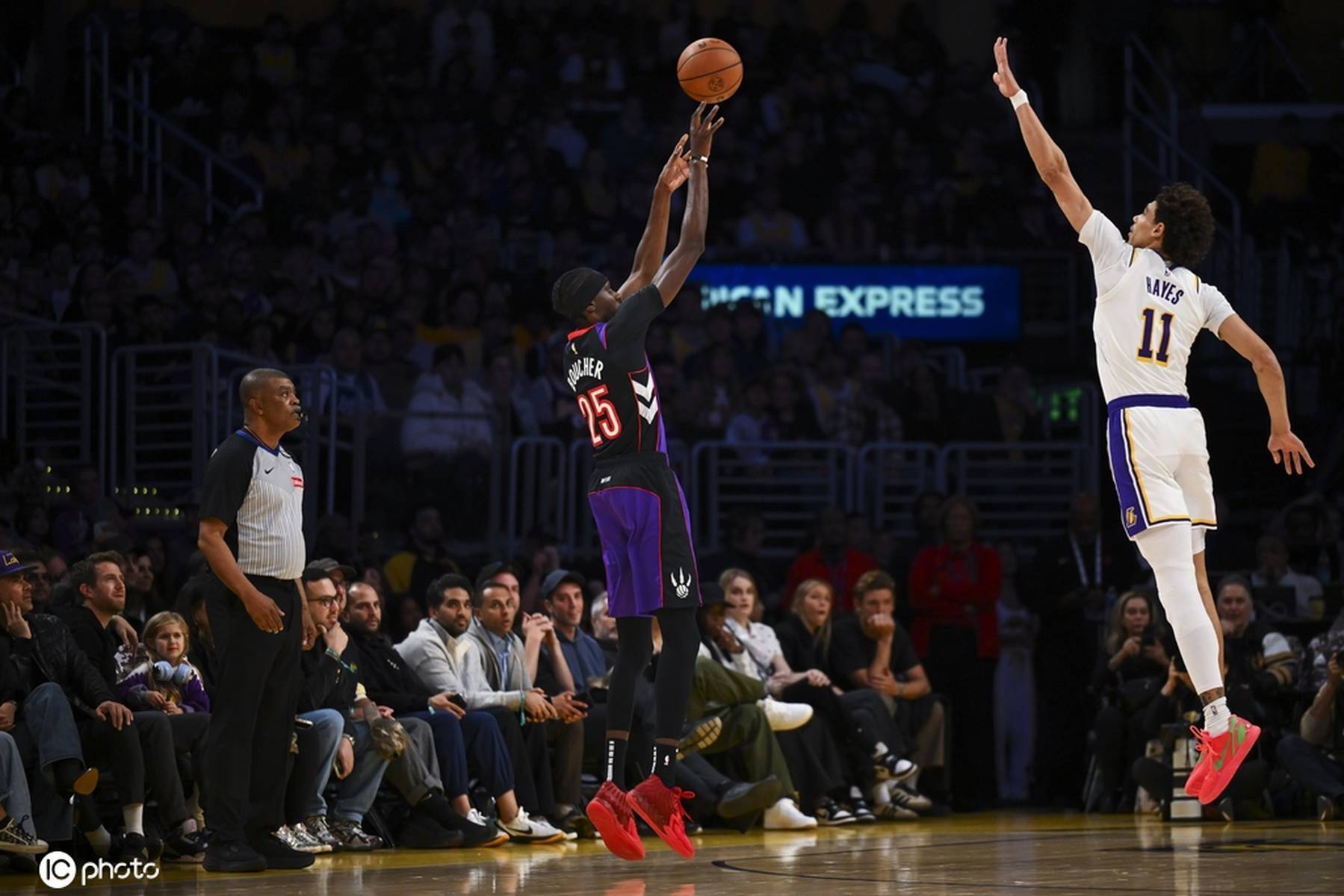 老詹再斩三双浓眉被戳眼伤退 湖人擒猛龙喜获两连胜