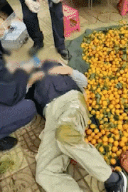 昆明一老人赶集摔倒压坏水果摊!中午就带着家属找来了<strong></p>
<p>关于etf套利交易</strong>,摊主慌了……