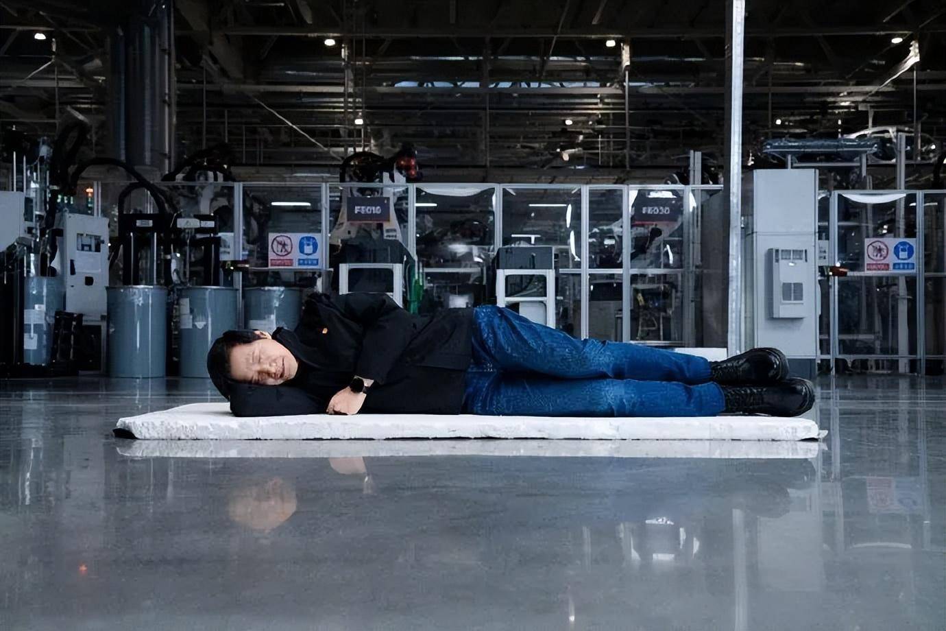 雷军称小米SU7已生产10万台<strong></p>
<p>可以交易公信宝的网站</strong>,晒躺在车间地板睡觉照片,回应“到工厂拧螺丝”:我常去