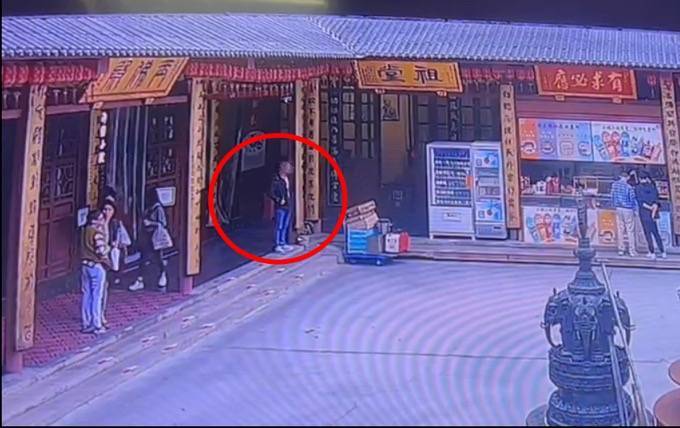 自制缠满双面胶的铁片<strong></p>
<p>炒币入门专业教程</strong>，男子在寺庙内盗窃功德箱被行拘