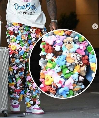 “打破时尚常规”<strong></p>
<p>炒币入门专业教程</strong>,美国一男子将200多个毛绒玩具缝在牛仔裤上