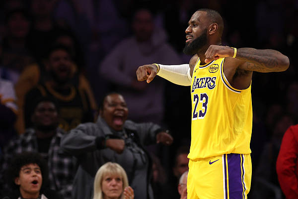 NBA｜连续三场三双！詹姆斯越老越妖 湖人击败灰熊名次对调