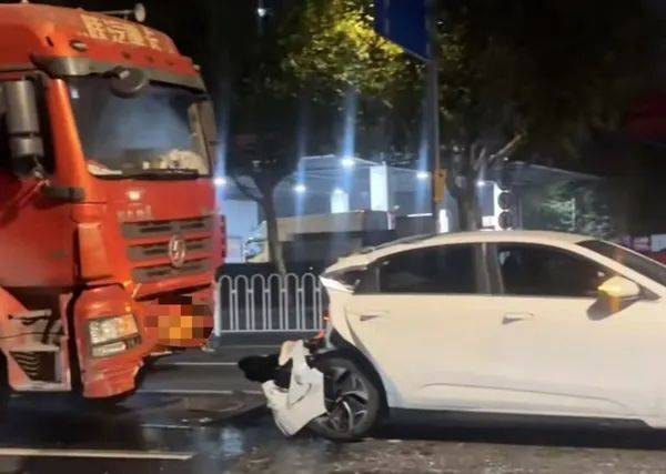 凌晨<strong></p>
<p>币圈交易30秒看涨跌</strong>,上海一路口多车追尾!目击者:疑似大货车惹祸,撞击力度大