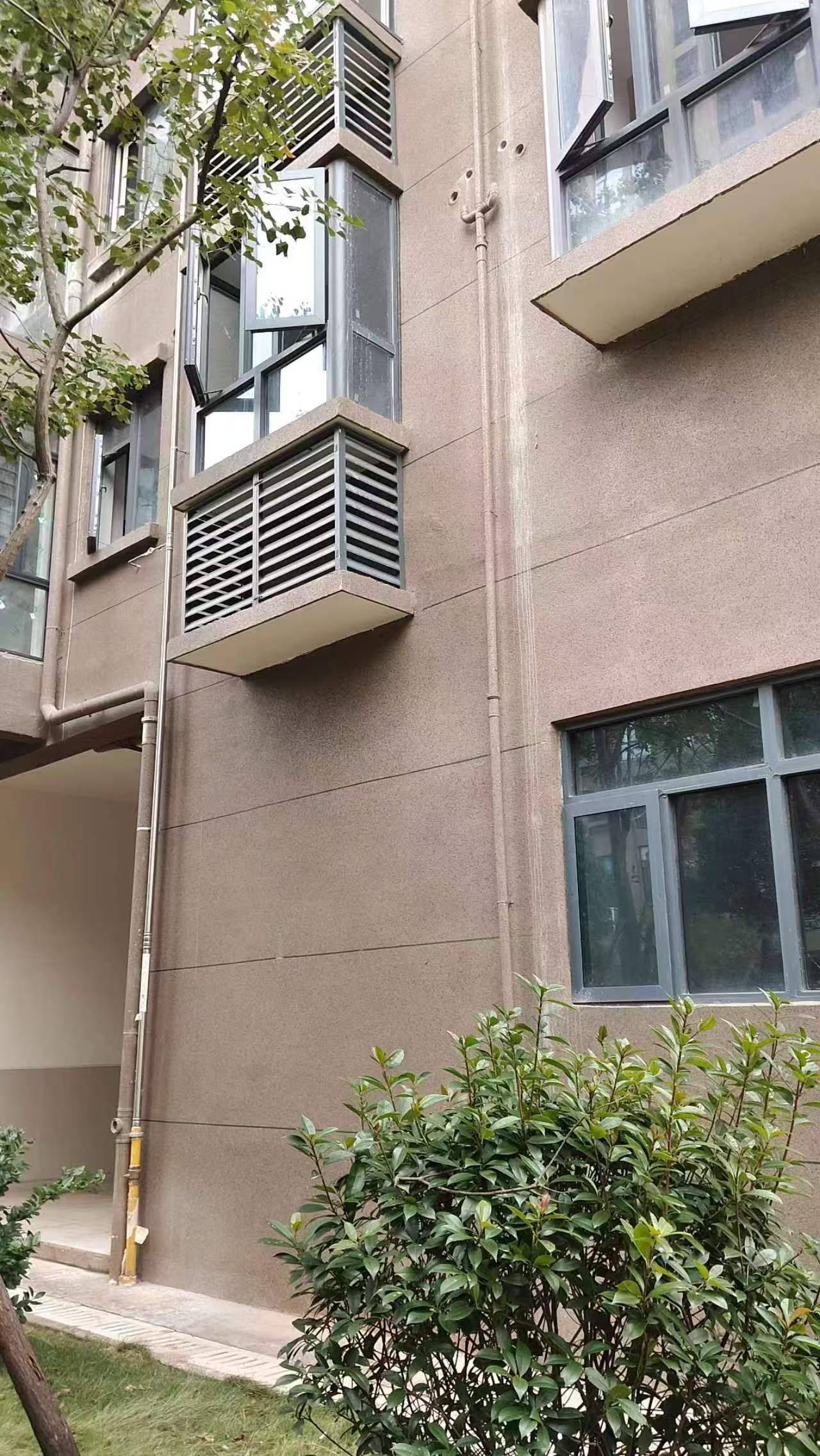 空调机位被楼下邻居占用<strong></p>
<p>现货otc交易模式</strong>,娄底女业主无法入住起诉索赔11万!邻居:我的也被占了