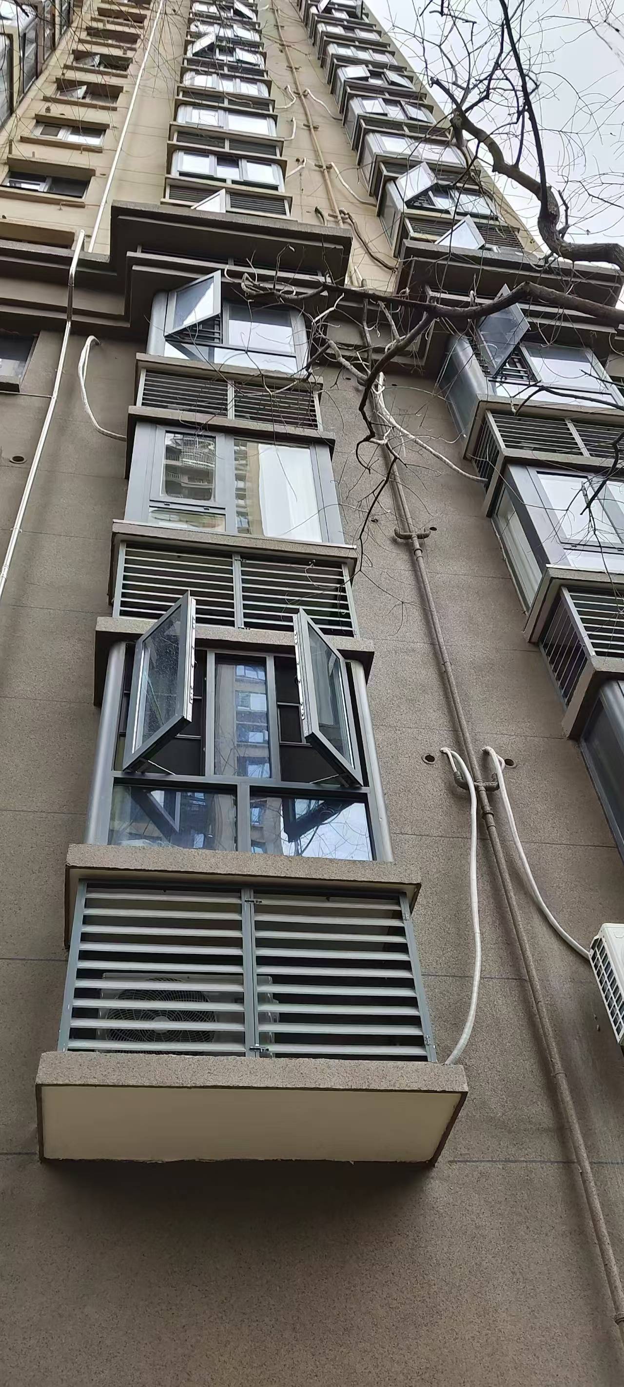 空调机位被楼下邻居占用<strong></p>
<p>现货otc交易模式</strong>,娄底女业主无法入住起诉索赔11万!邻居:我的也被占了