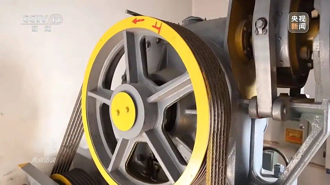 一电梯从11层冲顶到28层致7岁男孩全身骨折<strong></p>
<p>波场币多少钱一个</strong>,老旧电梯维修更新何解?