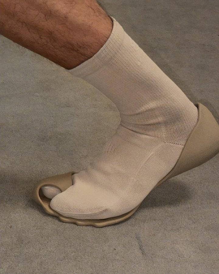 巴黎世家这鞋要卖1万多<strong></p>
<p>rvn币价格行情</strong>？网友看傻：确定不是鞋垫？