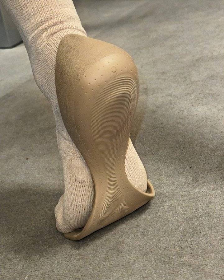 巴黎世家这鞋要卖1万多<strong></p>
<p>rvn币价格行情</strong>？网友看傻：确定不是鞋垫？