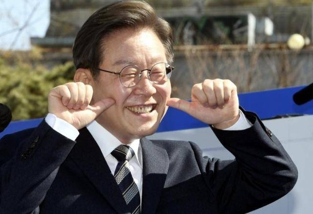 执政党捏着鼻子要“保尹”<strong></p>
<p>rvn币价格行情</strong>,尹锡悦的总统宝座,将由8个人决定