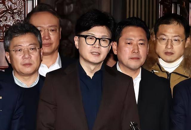 执政党捏着鼻子要“保尹”<strong></p>
<p>rvn币价格行情</strong>,尹锡悦的总统宝座,将由8个人决定